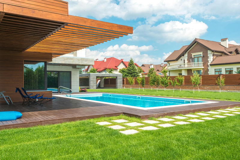 Pool surroundings: Practical tips and inspiration